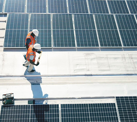 Painéis solares de 200 kW no telhado, equipe de engenharia em manutenção na África do Sul